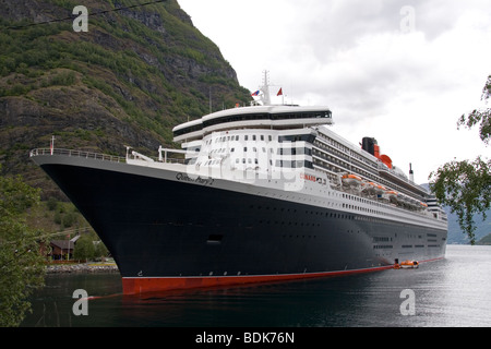 Queen Mary 2 ancorata al Flaam in Norvegia Foto Stock