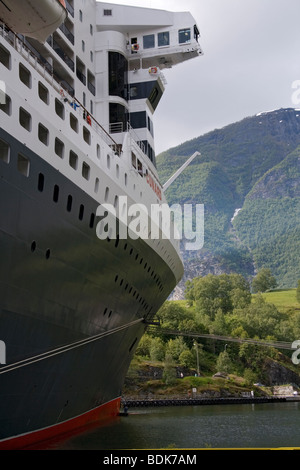 L'ala del ponte di dritta del Cunard Liner Queen Mary 2 attraccato A Flaam in Norvegia Foto Stock