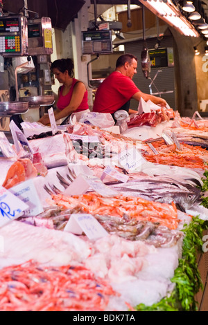 In Spagna , città di Valencia , Plaza del Mercado , Mercato Centrale , costruito 1926 , pesce stallo con i molluschi o crostacei Foto Stock