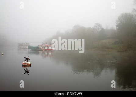 Il fiume Dee in chester in una nebbiosa mattina Foto Stock