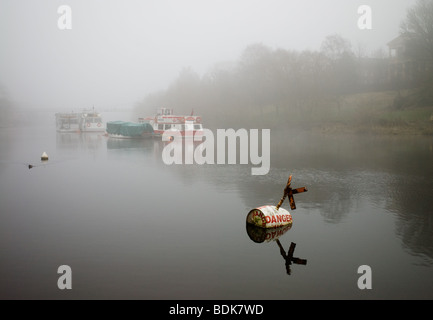 Il fiume Dee in chester in una nebbiosa mattina Foto Stock