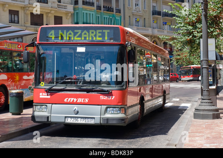 Spagna , Valencia , Plaza de la Reina , rosso single decker city bus o autobus sulla linea 4 a Nazaret , nella zona portuale Foto Stock