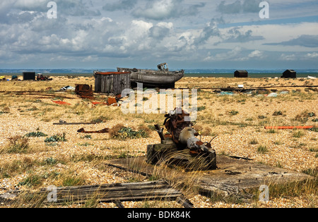 Abbandonate le barche dei pescatori e capanne a Dungeness nel Kent. Foto Stock