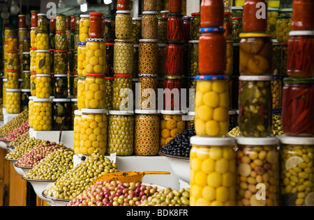 Marrakech, Marocco, bancarelle di olive in salamoia e merci. Foto Stock