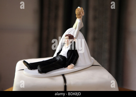 Foto di Mark Passmore. 01/09/2009. Cake topper che mostra una sposa trascinando uno sposo. Foto Stock