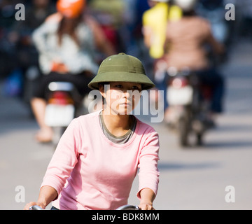 La donna a cavallo di un scooter/ciclomotore in Vietnam a Hanoi Foto Stock