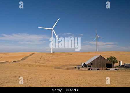 Fienile vicino a Sciloh progetto eolico, Rio Vista, California. Foto Stock