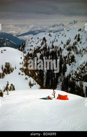 Campeggio invernale nella neve in 'Coast Mountains' in Mount Seymour Provincial Park North Vancouver British Columbia Canada Foto Stock