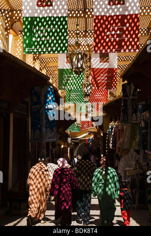 Fes, Marocco, le donne a piedi attraverso souk Foto Stock