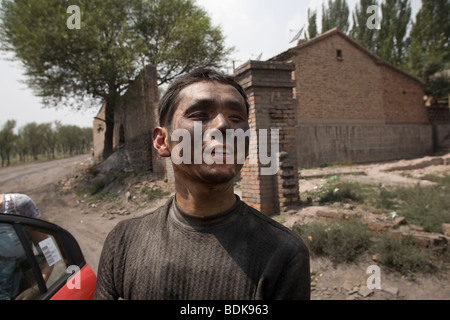 DATONG, nella provincia di Shanxi, Cina - Agosto 2007: un minatore coming Off shift alla Gan Zhuang privato miniera di carbone. Foto Stock