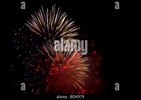 Fuochi d'artificio durante la porzione canadese del 2009 Celebrazione della luce, Vancouver, British Columbia, Canada. Foto Stock