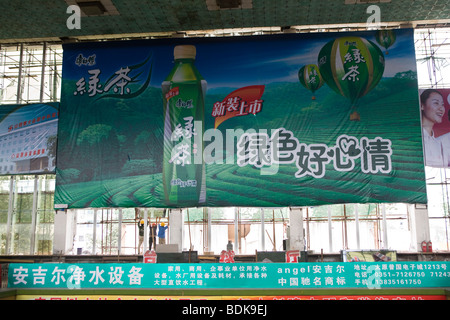 DATONG, nella provincia di Shanxi, Cina - Agosto 2007: un tè verde ad essere condizionati in Datong stazione degli autobus. Foto Stock