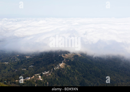 Pesante velatura a laminazione su San Francisco e la zona circostante come si vede dall'alto sul Monte Tamalpais Foto Stock