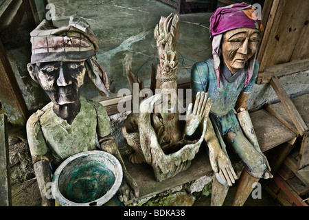 Indonesia Sulawesi, Tana Toraja area, Kete Kesu' village, legno effigi dei morti (noto come tau tau) Foto Stock