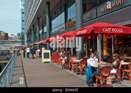 Ristorante a St Katherine's Dock, Londra Foto Stock