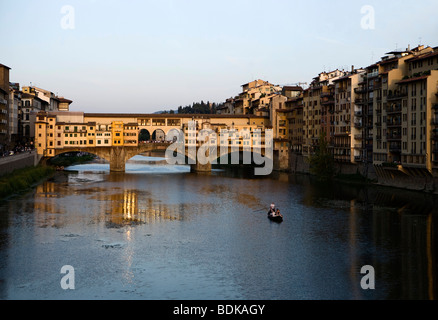 Pont Vecchio, il fiume Arno, Firenze, Italia Foto Stock