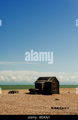 Un fishermans capanna in legno sulla spiaggia di ciottoli a Dungeness nel Kent. Foto Stock