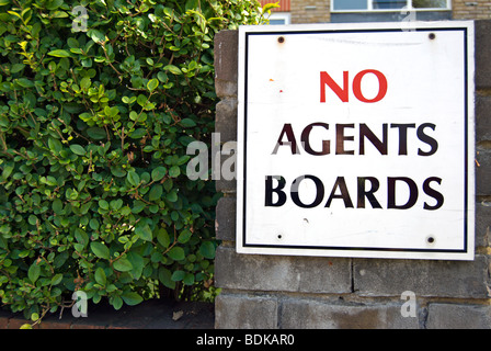 Nessuna scheda Agenti di firmare al di fuori di proprietà residenziali a Twickenham, middlesex, Inghilterra, avvertimento contro per la vendita o di lasciare segni Foto Stock