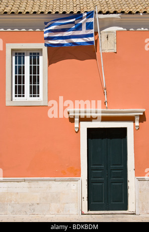 Una bandiera greca battenti sull'Analipsi Agii Ioannis nella piazza principale di Gaios, Paxos Mare Ionio, Grecia Foto Stock