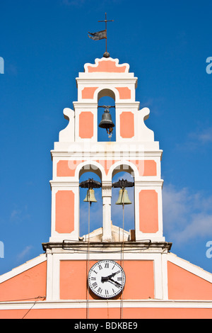 Campane nella torre dell'Analipsi Agii Ioannis nella piazza principale di Gaios, Paxos Mare Ionio, Grecia Foto Stock