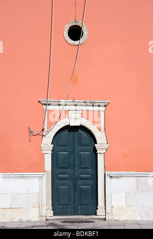 Porta nell'Analipsi Agii Ioannis nella piazza principale di Gaios, Paxos Mare Ionio, Grecia Foto Stock