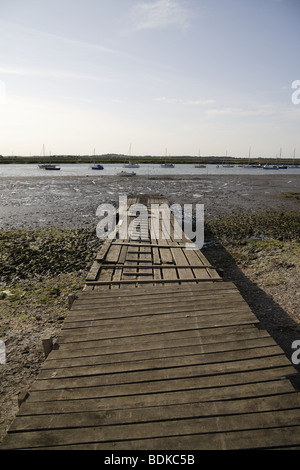 Jetty,blackwater mersea island vista prospettica.barca luce di lancio craft Foto Stock