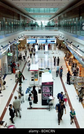 Duty free area, l'Aeroporto Internazionale di Dubai, il nuovo terminale 3, solo per Emirates Airlines. Dubai, Emirati Arabi Uniti Foto Stock