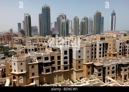 Appartamenti nel centro storico di Dubai e grattacieli nel centro cittadino di Dubai, Dubai, Emirati Arabi Uniti Foto Stock