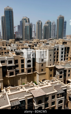 Appartamenti nel centro storico di Dubai e grattacieli nel centro cittadino di Dubai, Dubai, Emirati Arabi Uniti Foto Stock