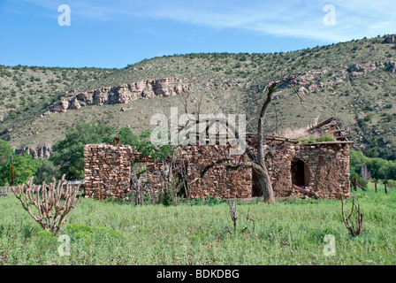 Vecchia pietra abbandonate e adobe house di Bonito River Valley, vicino alla storica Lincoln, Nuovo Messico. Foto Stock