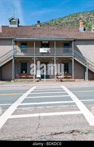 Una street view di storico Lincoln County Courthouse dove Billy the Kid ha fatto la sua famigerata fuga. Foto Stock