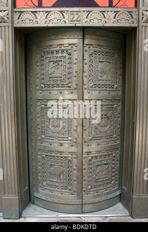Porte di bronzo sulla parte esterna di scambio 20 posto nel quartiere finanziario di New York Foto Stock