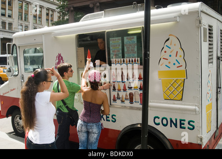 Ice Cream amanti godetevi un gelido trattare da un gelato morbido carrello nella parte inferiore di Manhattan a New York Foto Stock