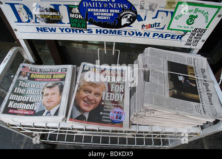 In primo piano della New York quotidiani di giovedì, Agosto 27, 2009 Relazione della morte del senatore del Massachusetts Edward M. Kennedy. Foto Stock