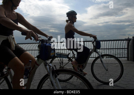 I ciclisti in bici lungo il fiume Hudson in Hudson River Park a New York il giovedì 27 agosto, 2009. (© Francesca M. Roberts) Foto Stock