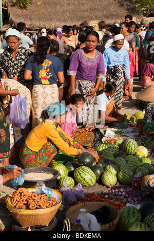 Indonesia, Lombok, Kuta, mercato settimanale bancarelle di ortaggi Foto Stock