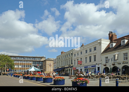 Le persone al di fuori seduta presso la Lloyds cafe tabelle godendo al fresco e un sole estivo Piazza Mercato Warwick Inghilterra Foto Stock