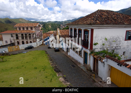 Strade portoghese con gli edifici coloniali a Ouro Preto, storica città dichiarata patrimonio mondiale nel Minas Gerais, Brasile Foto Stock