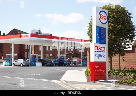 Esso stazione di benzina con negozio Tesco a Crewe Regno Unito Foto Stock