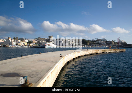 Il porto, jetty e traghetto a Forio di Ischia, Italia Foto Stock
