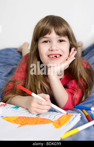 Bambina disegno su carta Foto Stock