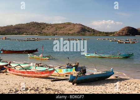 Indonesia, Lombok, Awang, tradizionale verniciato colorato outrigger barche di pescatori sulla spiaggia Foto Stock