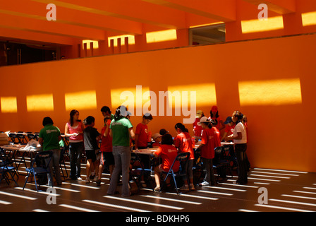 I bambini nel Museo del Laberinto museo progettato da Ricardo Legoretta, Parque Tangamanga, San Luis de Potosí, Messico Foto Stock