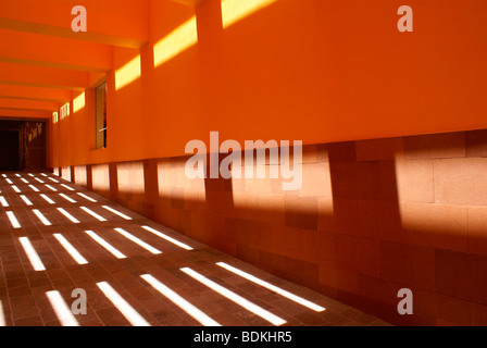 Corridoio nel Museo del Laberinto museo progettato da Ricardo Legoretta, Parque Tangamanga, San Luis de Potosí, Messico Foto Stock