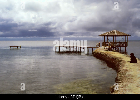 Nuvole di tempesta che si profila per la distanza dal punto di vista di un distinto resort tropicale beach Foto Stock
