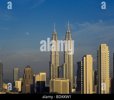 Malaysia, Kuala Lumpur, vista dello skyline di Kuala Lumpur con la dominatrice 452 metri, 88-storey Petronas Twin Towers Foto Stock