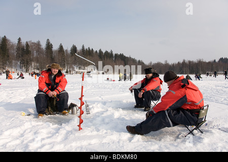 Pesca sul ghiaccio la concorrenza Goldfish sul lago Pühajärv, Valga County, Estonia, Europa Foto Stock