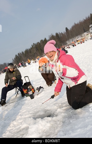 Pesca sul ghiaccio la concorrenza Goldfish sul lago Pühajärv, Valga County, Estonia, Europa Foto Stock