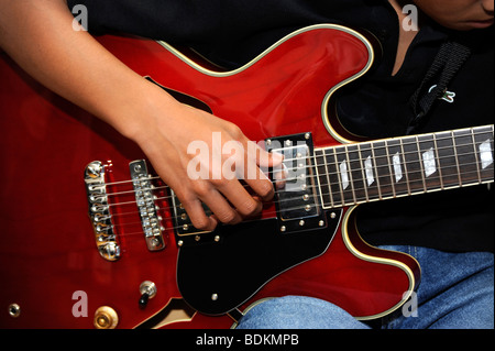 Ragazzo suonare jazz chitarra elettrica Foto Stock