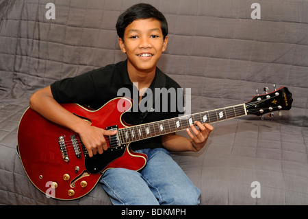 Ragazzo suonare jazz chitarra elettrica Foto Stock